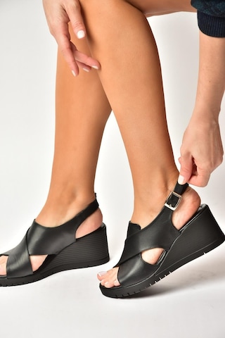 Fox Shoes Y555340503 Siyah Hakiki Deri Dolgu Tabanlı Kadın Sandalet
