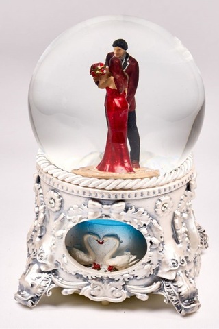 Kar Küresi Büyük 120 Mm . El Boyaması,müzikli Ve Kendinden Üflemeli, Kırmızılı Kadına Bir Buket