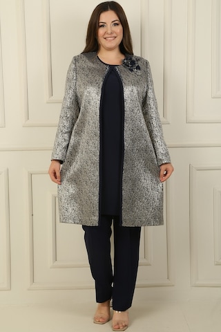 Kolsuz Yanları Yırtmaçlı Bluz Boncuk Detaylı Astarlı Uzun Jakarlı Ceket Pantolon Büyük Beden 3'lü Takım Lacivert