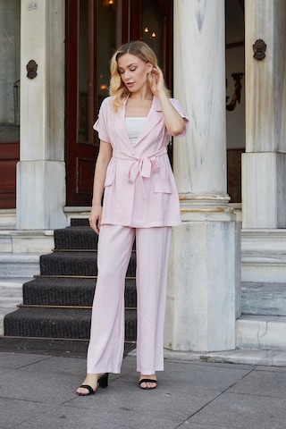 Kadın İpeksi Modal Kumaş Yakalı Düşük Omuzlu Apoletli Beli Kemerli Kısa Kol Düğmeli Ceket-pembe Pembe