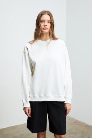 Grımelange KARIUS Kadın Organik Pamuklu İçi Polarlı Oversize Yuvarlak Yakalı Beyaz Sweatshirt
