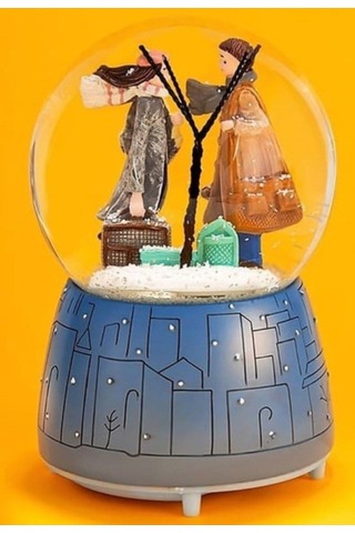 Kış Kar Temalı Sevgiliye Arkadaşa Özel Hediye Aşıklar Müzikli Ve Işıklı Kar Küresi Orta Boy 12 Cm