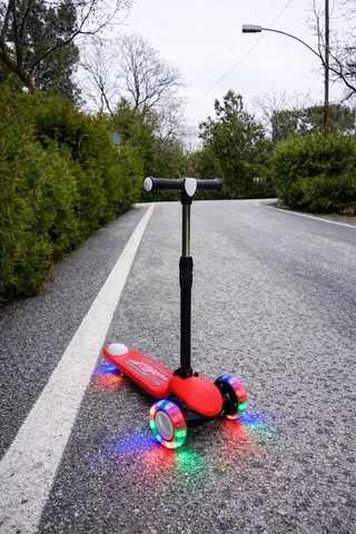 Scooter Yeni Pro 3tekerli Led Işıklı 3kademeli 50kğ Taşıma Kapasiteli 3+yaş Kırmızı