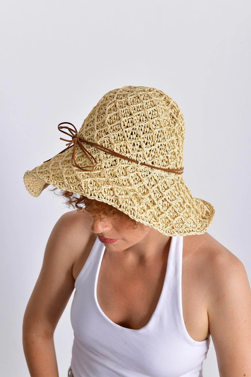 Doğal Tonlarda Geniş Kenarlı Rafya Şapka Çok Renkli