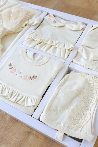 Sitilin Kız Bebek Dantelli 10'lu Hastane Çıkışı Seti %100 Pamuk Natural Kundak Battaniyeli Lüks Set Stl7256 Ekru