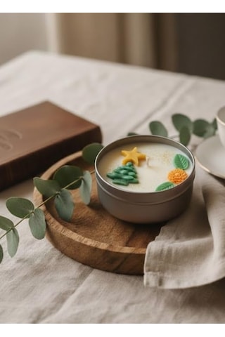 Çam Ağacı Temalı 80 Gr Soya Wax Mum El Yapımı Kokulu Yılbaşı Hediyesi, 7x3 Cm Dekoratif Kutulu Mum Çok Renkli