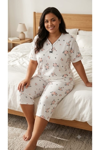 Büyük Beden Kısa Kol Kapri Yumuşak Tuşeli Likralı Örme Pijama Takımı 8649 Beyaz- Nar Çiçeği