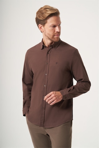 İmza Kahverengi Biritli Yaka Uzun Kol Cepsiz Slim Fit Pamuklu Gömlek 1004260207