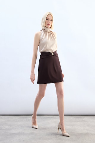 Sateen Bel Aksesuarlı Mini Etek - Kahve-136788 Kahve