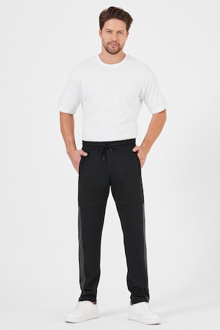 Erkek Siyah Standart Fit Normal Kesim Düz Paça Cepli Rahat Jogger Eşofman Altı Siyah