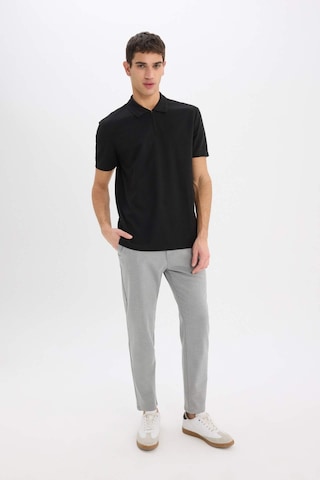 DeFacto Regular Fit Polo Yaka Yarım Fermuarlı Kısa Kollu Siyah Tişört E4233AX25SMBK81