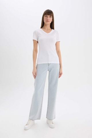 DeFacto Slim Fit Dar Kesim V Yaka Ribana Basic Düz Kısa Kollu Beyaz Tişört I1080AZ25SPWT34