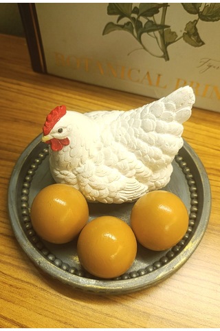Artepieza Dekoratif Tavuk Ve Yumurtalar Tepsili Biblo Set - Bereket Ve Bolluk Temalı Beyaz Tavuk Figürü 1 Adet