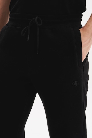 AR-MA Arma Erkek Regular Fit 3 İplik Kumaş Dar Paça Eşofman Altı Lastikli Bel, Günlük Ve Spor Kombinler İçin %70 Pamuk %30 Polyester K30174681502 Siyah
