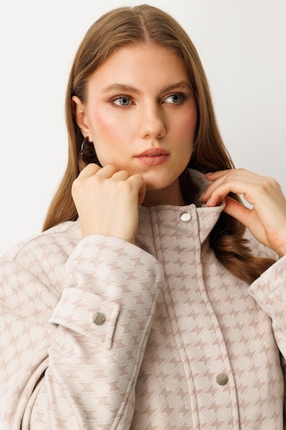 Ekol Kadın Büyük Beden Beli Lastikli Kazayağı Desenli Trenç 7541 Kum Kum