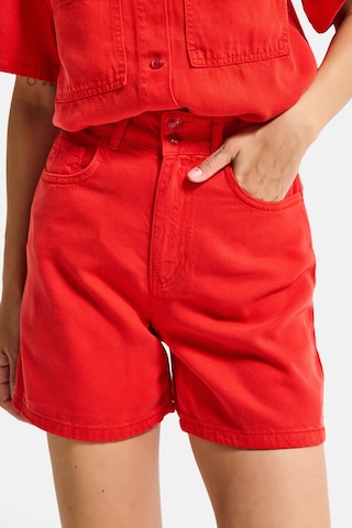 it's basic Kadın Kırmızı 6s6-19 Relax Fit Kemer Detaylı %100 Koton Denim Şort