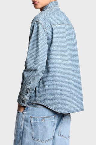 Emporio Armani Logo Baskılı Pamuklu Comfort Fit Klasik Yaka Cepli Kot Gömlek Erkek Gömlek Em003694 Af19756 Mb001 Mavi MAVİ