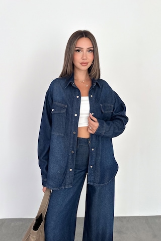 Kadın Koyu Mavi Jean Denim Oversize Kalıp %100 Tencel Dökümlü Cepli Düğmeli Kot Gömlek Sofia-6004