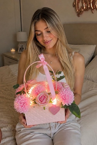 Romantik Led Işıklı Çantalı Çiçek Buketi Kalp Süslemeli Özel Tasarım Hediye