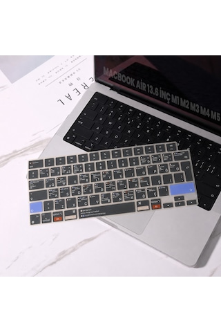 Macbook Air 13.6 İnç M2 M3 M4 M5 A2681 A3113 A3240 A3449 Uyumlu Türkçe Q Kısayollu Klavye Koruyucu
