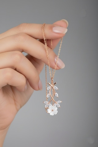 Çekirdekjewelry 925 Ayar Gümüş Manolya Çiçekli Ters Kolye Rose