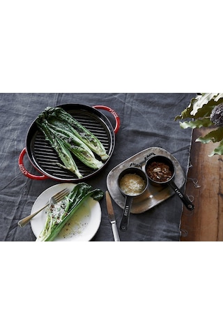 Staub Çift Kulplu Döküm Izgara Tava Kırmızı Yuvarlak 26 cm