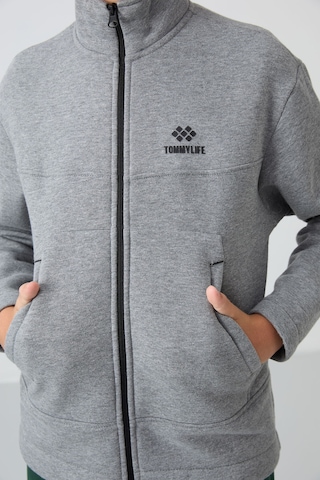 Tommylife Gri Melanj Pamuklu Kalın İçi Tüylü Standart Fit Nakışlı Erkek Çocuk Sweatshirt - 11245