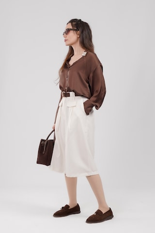Mayrem Kadın Kemerli Pileli Bermuda Pantolon Beyaz