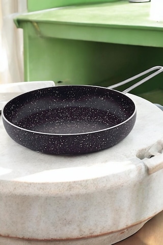 Gökdil Cantef Yanmaz Yapışmaz 22 Cm Metal Kulplu Granit Tava Siyah