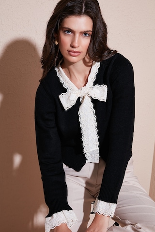 Lela Premium Dantelli Bağlamalı Yaka Regular Fit Düğmeli Triko Bayan Hırka 680Hi00251 Siyah