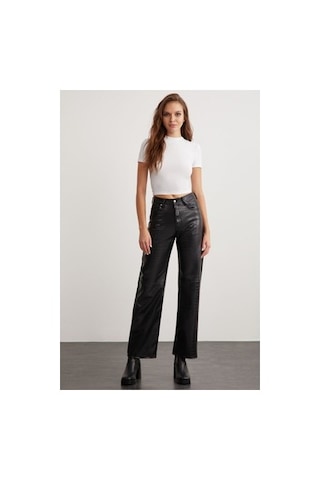 2y Gallery Beyaz Kadın Slim Fit Kısa Kollu Bluz İle Günlük Şıklık 11-0103