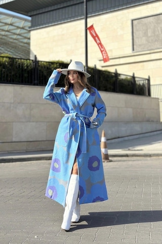 Kadın Mavi Desenli Astarlı, Ceket Yaka, Beli Kemerli, Rahat Kalıp, Digital Baskı, Uzun Kaşe Kaban Mavi