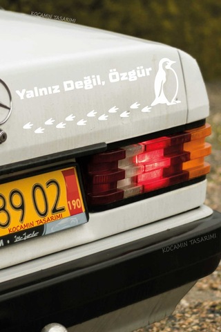 Nihilist Penguen Sticker Yalnız Değil Özgür Penguen Araba Stickerı Beyaz Oto Kaput Yazı Sticker 40 Cm Beyaz