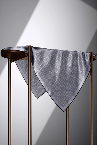 Vissona 100% Twill İpek Etnik Motif Desenli Gri - Siyah Renkli 90x90 Dikim Şekli : El Dikişi Eşarp Çok Renkli