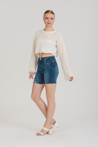 Duygudan Feminen Ajurlu Dokulu Beyaz Crop Bluz Standart Beden - Beyaz
