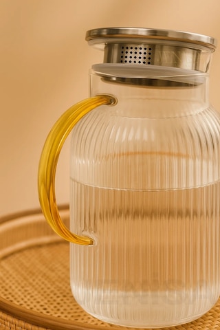 1500 Ml Borosilikat Cam Çizgili Sürahi Süzgeçli Metal Kapaklı, Isıya Dayanıklı Şık Tasarım