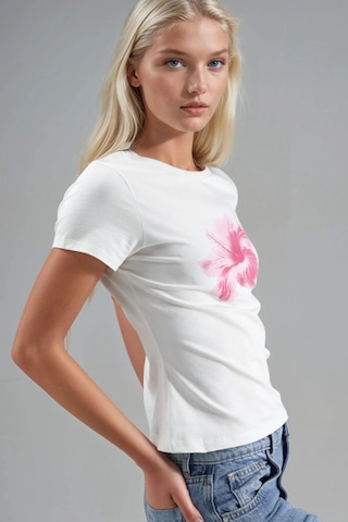 Hiccup Desenli Vücuda Oturan T-shirt Beyaz