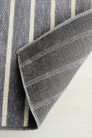 Ocean Home Textile Gri Renk Çizgi Desenli Şönil Halı Kilim 80 X 150 Cm