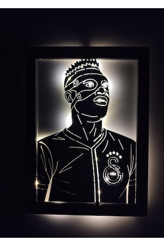 Led Işıklı Osimhen Tasarımlı Ahşap Dekoratif Duvar Çerçevesi Galatasaray Temalı Özel Tasarım