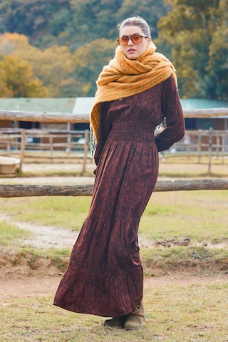 V Yaka Gipe Detaylı Volanlı Kışlık Elbise Desenli