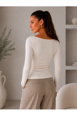 Sortie Collection Yan Büzgülü Önü Uzun Asimetrik Yırtmaçlı Kayık Yaka Bluz Ekru