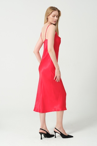 Degaje Döküm Saten Midi Elbise Kırmızı