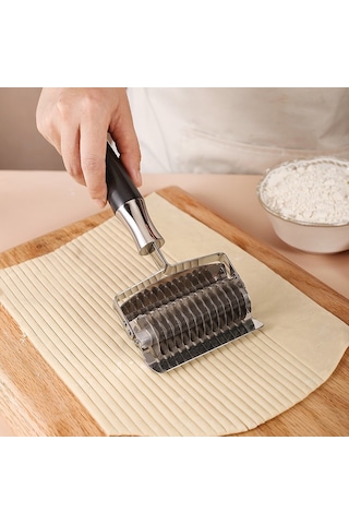 Sones 304 Paslanmaz Çelik İtici Çok Amaçlı Erişte Kılıcı Kalınlaştırıcı Mutfak Erişte Kesici, Stil: Siyah Renk Ahşap Saplı 2,5 Mm