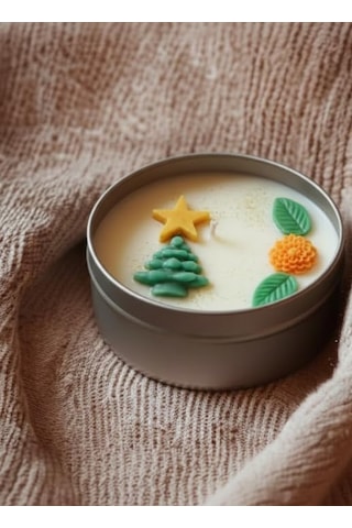 Çam Ağacı Temalı 80 Gr Soya Wax Mum El Yapımı Kokulu Yılbaşı Hediyesi, 7x3 Cm Dekoratif Kutulu Mum Çok Renkli