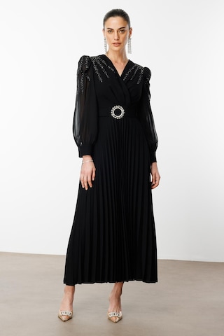 Moda İlgi Kadın Kolları Ve Omuzları Taşlı Beli Kemerli Piliseli Uzun Elbise 6645 Siyah Siyah
