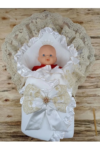 Sahra Taç Nakışlı İnci Ve Dantel Fiyonklu Çift Dantel Duvaklı Trilüks Kundak Bebek Battaniyesi Gold Çok Renkli