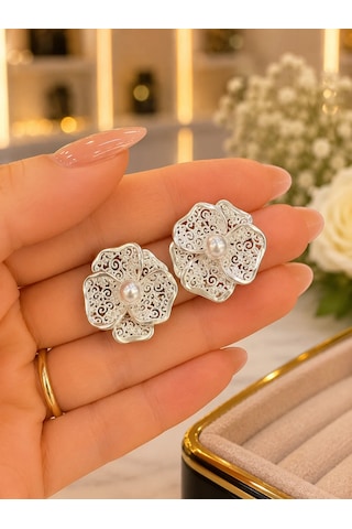 Premium Parlak Gümüş Renk Model İnci Detaylı İşlemeli Çiçek Figür 316l Çelik Kadın Küpe