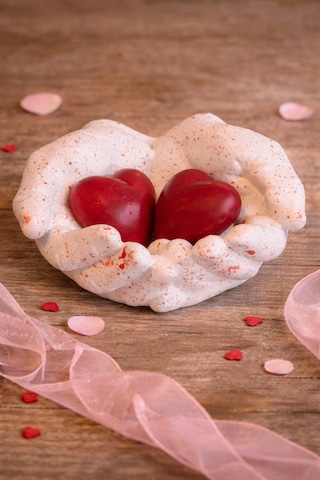Eller İçinde Kalp Mumluk Seti Vanilya Kokulu 2 Li Kalp Mum Romantik Dekor & Hediye Kırmızı