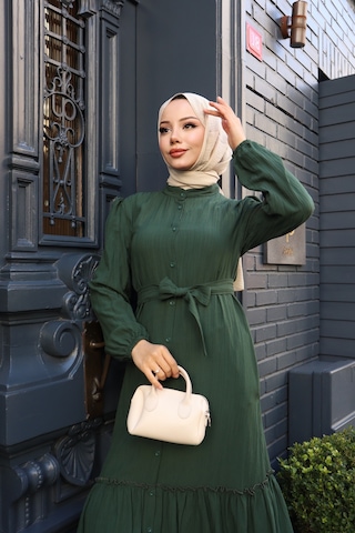 Kadın Yeşil Boydan Düğmeli Eteği Piliseli Kuşaklı Lara Keten Uzun Tesettür Elbise Yeşil