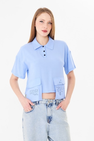 Sortie Collection Polo Yaka Yazı Baskılı Cep Detaylı Crop Bluz Mavi